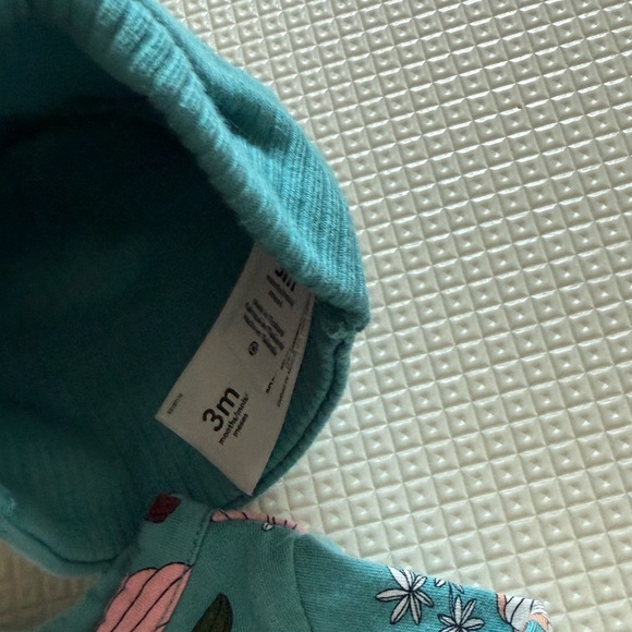 Carters|Baby girl matching set,ribbed leggings & floral shirt & beanie•••3M - Picture 4 of 5
